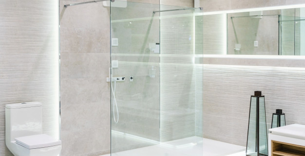 ¿Sabes cómo decorar un baño con poca luz natural?